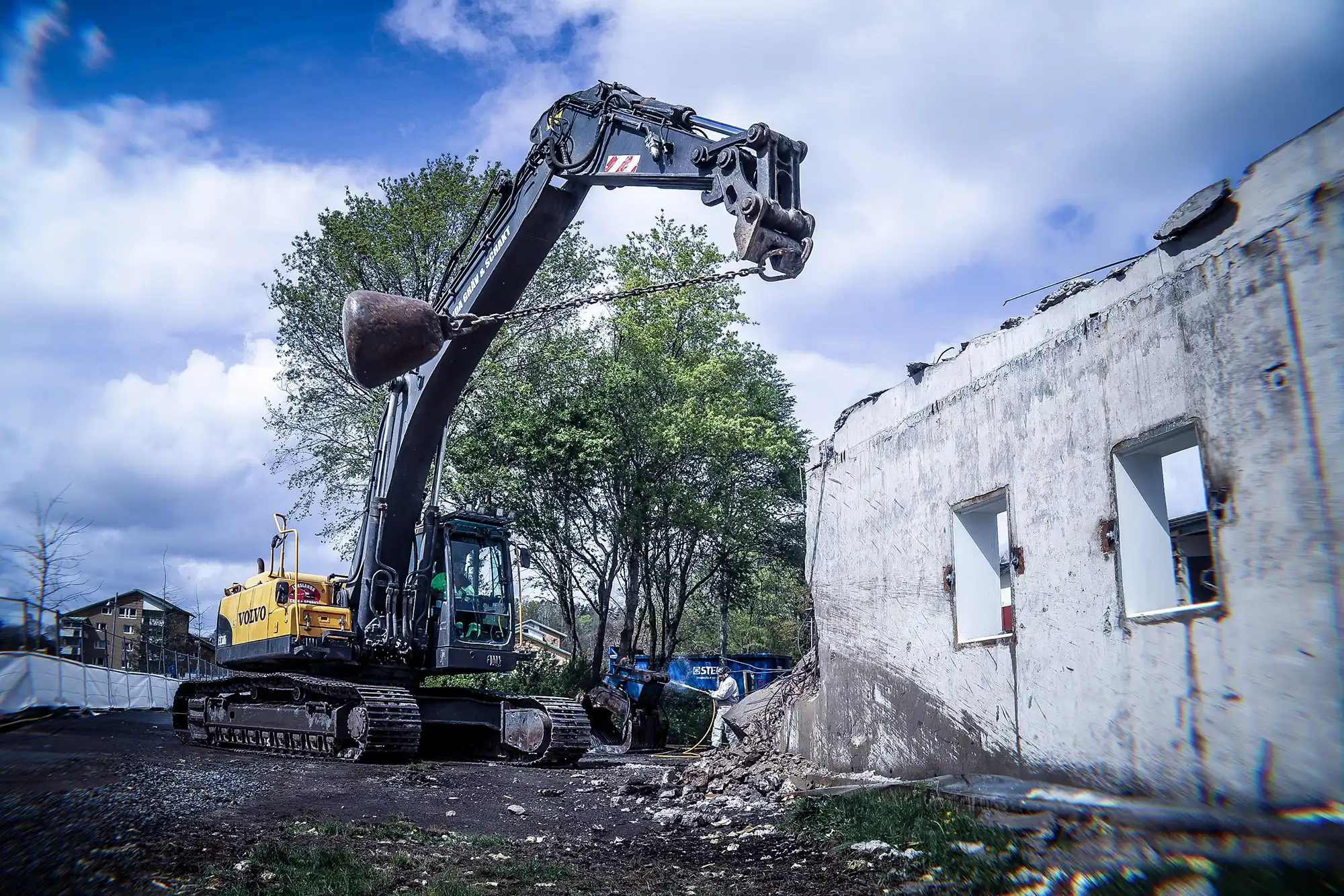 Kontrollerad rivning av byggnad med grävmaskin – Deconstruction Group i Göteborg